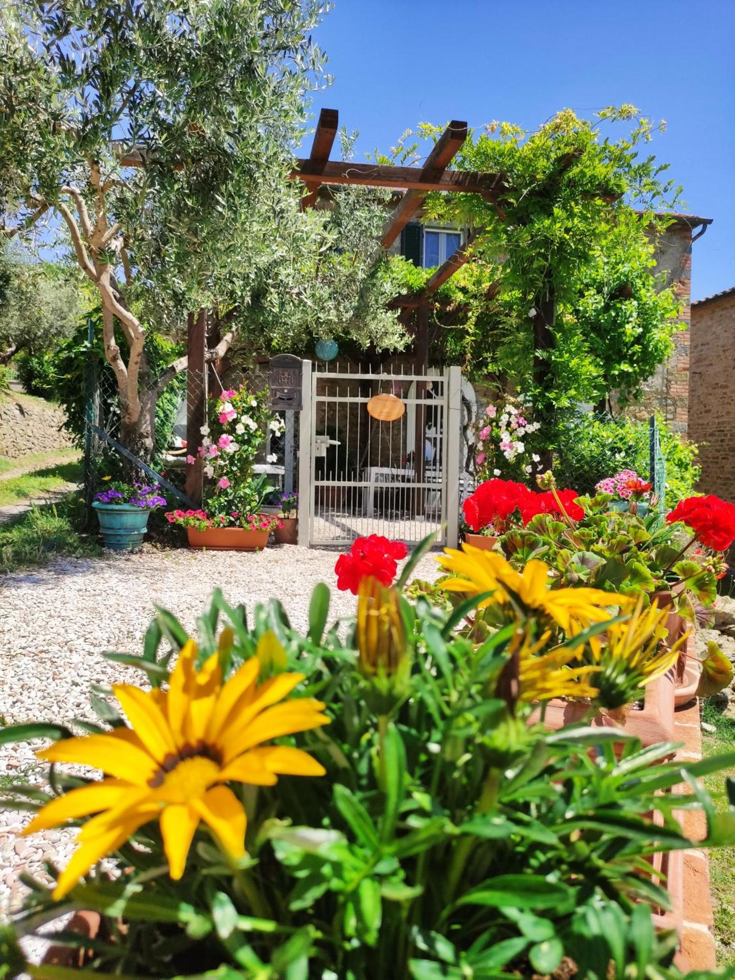 Private Stone Cottage With Starlink & Lake View Tuoro sul Trasimeno Kültér fotó